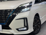 【LEDヘッドライト】悪天候や夜間走行時も良好な視界を確保し安心して運転できる高輝度LEDヘッドライトを装備!点灯速度が早く、消費電力も抑えられています。