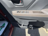 運転席パワーウィンドースイッチとドリンクホルダー