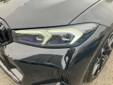 【LEDヘッドライト】先進のLEDテクノロジーを採用。放射される白色光の周波特性は太陽光に近く、バイキセノン・ヘッドライトを上回るコントラストで更に明るく輝きます!