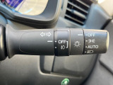 【オートエアコン】一度お好みの温度に設定すれば、車内の温度を検知し風量や温度を自動で調整。暑い&hellip;寒い&hellip;と何度もスイッチ操作をする必要はありません。快適な車内空間には必須の機能ですね♪