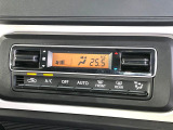 【オートエアコン】一度お好みの温度に設定すれば、車内の温度を検知し風量や温度を自動で調整。暑い&hellip;寒い&hellip;と何度もスイッチ操作をする必要はありません。快適な車内空間には必須の機能ですね♪