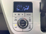 【オートエアコン】一度お好みの温度に設定すれば、車内の温度を検知し風量や温度を自動で調整。暑い&hellip;寒い&hellip;と何度もスイッチ操作をする必要はありません。快適な車内空間には必須の機能ですね♪