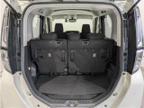 とても広々、大きな開口部の荷室スペースですね。 開口部広々だから、大きな荷物も楽々収納出来ちゃいますね。 荷物スペースは広いほうがいいですよね。