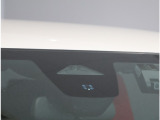 ホンダセンシング機能を支えているフロントカメラ(ドライブレコーダーではございません)!道路状況等を検知してドライバーの安全運転をサポート!※能力には限界があります
