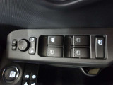 パワーウィンドウスイッチで運転席から全席の窓の開閉ができます。