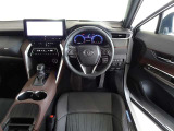 革巻きステアリングで快適な操作性の運転席です。