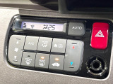 【オートエアコン】一度お好みの温度に設定すれば、車内の温度を検知し風量や温度を自動で調整。暑い&hellip;寒い&hellip;と何度もスイッチ操作をする必要はありません。快適な車内空間には必須の機能ですね♪