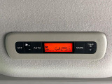 【リアオートエアコン】広い後部座席には必須の機能!風量や温度を自動で調整し前席と同様な車内環境にしてくれるリアオートエアコンを装備。夏の暑さも冬の寒さもストレスなく快適にお過ごしいただけます♪