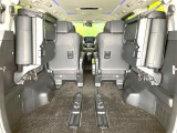 普段のお買い物や通勤、送迎等に十分な荷室スペースを確保しております。セカンドシートを倒すと、大きな荷物の積載も可能です♪