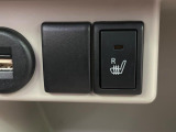 【シートヒーター】寒い日に重宝するシートヒーター!エアコンより早く温まってくれるので寒がりの人も安心ですね♪エアコンの温風は乾燥するから苦手、という方にもをおすすめです。