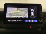 バックギアに入れますとご覧のような画像に自動的に切り替わります。車庫入れ時に役立ちます。