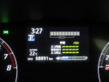 ディスプレイには、平均燃費、外気温、航続可能距離などの情報が表示されます。