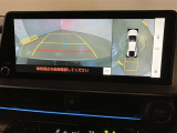 複数のカメラの映像をもとに、クルマを真上から見ているような映像をドライバーに提供し駐車をサポートする機能です。