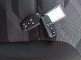 電子キーをポケットやカバンに入れているだけで、ドアの開錠・施錠が行えます。荷物を抱えていてもラクラク開閉です。エンジン始動も行えます。