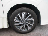日産純正のアルミホイールが装着されてます。ボディデザインとマッチしておりカッコイイですね。