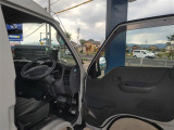 運転席ドアを開放し、ドア内張りのトリム全体を斜めから捉えたカットです。日常の乗降や使用環境に伴うドアトリム表面の現在の状態をご確認ください。