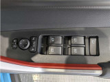 パワーウィンドウのスイッチですよ。 運転席に居ながら窓を開け閉めのコントロールできますよ。 ロック機能で、子供がイタズラして窓を開けるという事も無くなりますよ。