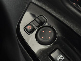 【電動格納ドアミラー】狭路の通行時や狭い場所に停車させるときに活躍する装備ですね。ボタン一つでドアミラーが格納されます。