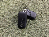 キーフリーシステムになっています。電子キーを携帯しているだけ、それだけでドアのロック開閉からエンジンの始動までできちゃいます♪