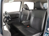 長時間の運転も疲れにくいフロントシート!体をしっかり支えてくれて運転がしやすい形状です!