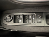 【電動格納ミラー】運転席のスイッチで、ドアミラーの開閉や角度の調整ができます。