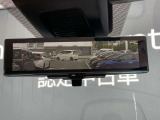スマートルームミラーも付いています。後方ピラーや荷物、後席に同乗している方や曇りなど視界が遮られた場合でも後方カメラからの映像で安全確認をすることができます。