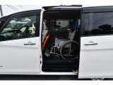 私たちは福祉車両の専門家です。数多くの実績から様々なアドバイスが得意です。詳しくは当社ホームページにて。「坂出自動車」で検索して下さい。※車いすは見本です。
