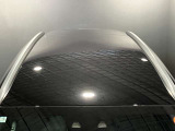パノラミックルーフは、太陽の光を大きく取り入れあたかもオープンカーに乗っているような雰囲気をか持ち出します。非常に気持ちよく過ごせるオプションとなっております。