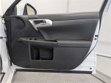 運転席ドア内張はご覧の通り。ドアポケットの収納もバッチリです