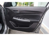 【運転席内ドア 】ミラー操作やウィンドウ開閉スイッチはドライバー目線で配置され、快適な操作性を実現!