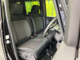 運転席まわりには十分なスペースがあり、大柄な方でもゆったり運転していただける環境です。