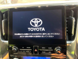 【メーカーオプションナビ】インテリアに溶け込むスタイリッシュな「専用設計」メーカーナビを装備♪視認性や操作性など基本性能にも優れ、より上質なカーライフをお楽しみいただけます。