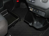 便利な収納ポケット、小物入れを各所に配置しています。シートヒーターも装備しています。