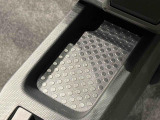 スマートフォンなどがスッキリ置けるセンターコンソールトレイです