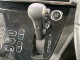 【オートエアコン】一度お好みの温度に設定すれば、車内の温度を検知し風量や温度を自動で調整。暑い&hellip;寒い&hellip;と何度もスイッチ操作をする必要はありません。快適な車内空間には必須の機能ですね♪