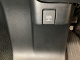 アクセサリーソケットはUSBのアダプターなどをつければ、スマホの充電にも使えます。移動中に充電もできるので便利です。