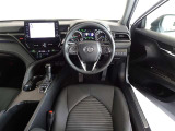 革巻きステアリングで快適な操作性の運転席です。