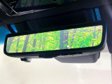 【デジタルインナーミラー】後席の大きな荷物や同乗者で後方が確認しづらい時でも安心!カメラが撮影した車両後方の映像をルームミラー内に表示。クリアな視界で状況の確認が可能です!