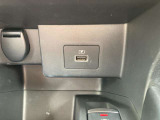 USBポート付きで携帯の充電などに便利。