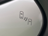 【ブラインドスポットモニター】走行中、ドアミラーの死角になりやすい箇所に後続車が接近するとサイドミラーのレンズに警告を表示!ドライバーに注意喚起をしてくれます。