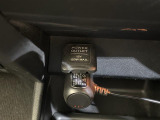 【シガーソケット(アクセサリーソケット)】車内で利用する電気製品の電源として広く利用できます!アダプターを入れることで、スマートフォンの充電なども可能です!