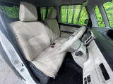 運転席まわりには十分なスペースがあり、大柄な方でもゆったり運転していただける環境です。