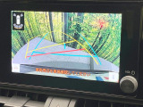 【バックカメラ】駐車時に後方がリアルタイム映像で確認できます。大型商業施設や立体駐車場での駐車時や、夜間のバック時に大活躍!運転スキルに関わらず、今や必須となった装備のひとつです!