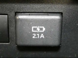充電用USB端子付き。スマートフォンなどの充電に便利です。