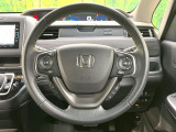 インテリアに合わせたデザインのステアリングは、運転される方のことも考え、運転しやすい形状、大きさです。是非一度、実際に触ってお確かめください。
