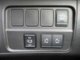ハンズフリーオートスライドドア、荷物やお子さまの抱っこで両手がふさがっていても、片足を振り入れるだけでドアが開閉できます。
