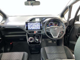 運転席周りのレイアウトをご覧ください。ナビゲーションが綺麗に装着されすっきり収まってますね!