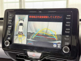 【バックガイドモニター】車両後方の映像をナビ画面に表示し、駐車などの後退操作をサポートします。