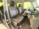 運転席まわりには十分なスペースがあり、大柄な方でもゆったり運転していただける環境です。