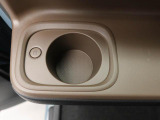 ホットドリンクをちょうど良い温度でキープしてくれる保温機能付きカップホルダー付きです。
